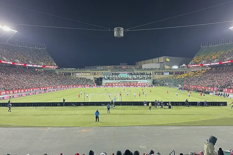 南美球场夜间灯光与球迷实拍(旅行与气候负担)